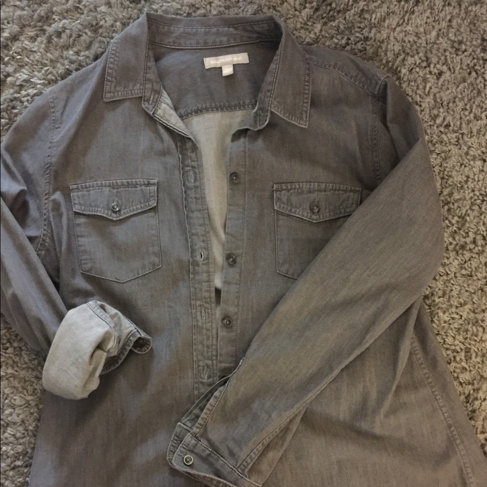 Banana Republic Women’s button up shirt!